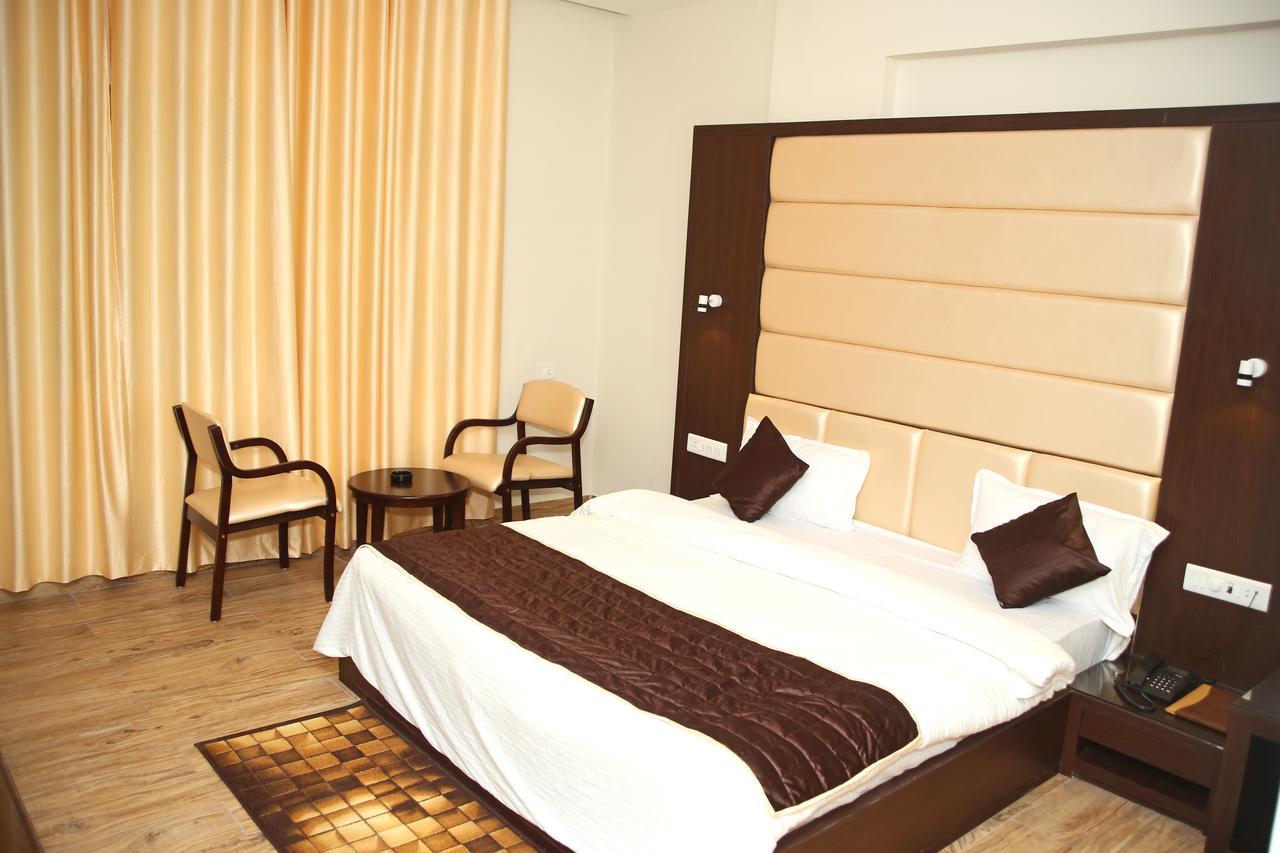 Hotel Lavanya Palace Ratlām Esterno foto